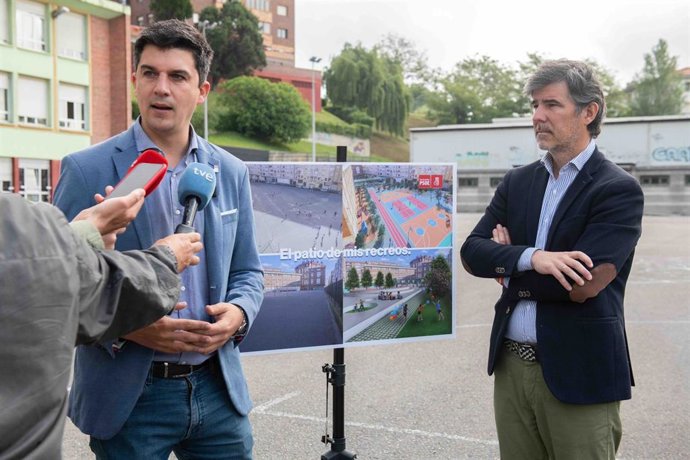Archivo - El portavoz del PSOE de Santander, Daniel Fernández, en el patio de un colegio