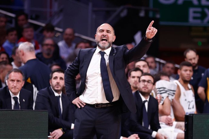 Archivo - El entenador del Real Madrid de baloncesto, Chus Mateo, ante el Bara. 