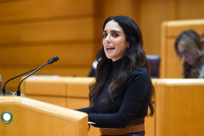 La senadora de VOX Paloma Gómez interviene durante una sesión plenaria en el Senado, a 8 de noviembre de 2023, en Madrid (España). El Pleno del Senado aborda hoy la toma en consideración de la propuesta de reforma del Reglamento planteada por el PP para