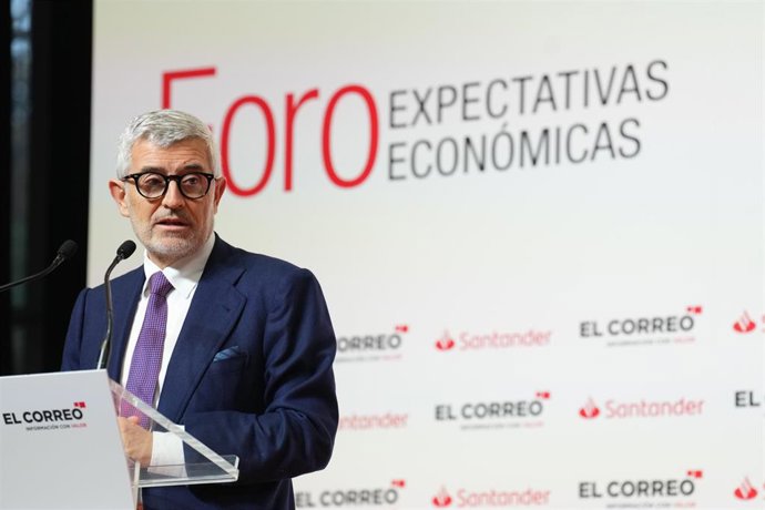 Archivo - El director de Banca Comercial de Santander España,  Ángel Rivera, interviene durante el Foro Expectativas Económicas, en el Palacio Euskalduna, a 12 de diciembre de 2022, Bilbao, Vizcaya, País Vasco (España).  (Archivo)