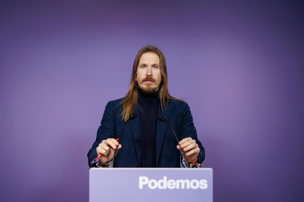 El portavoz de Podemos, Pablo Fernández, ofrece una rueda de prensa, en la sede de Podemos, a 4 de diciembre de 2023, en Madrid (España). 