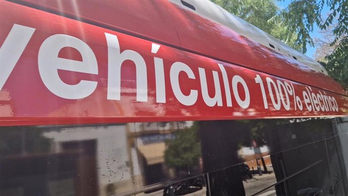 Archivo - Detalle de uno de los autobuses 100% eléctricos de Tussam.