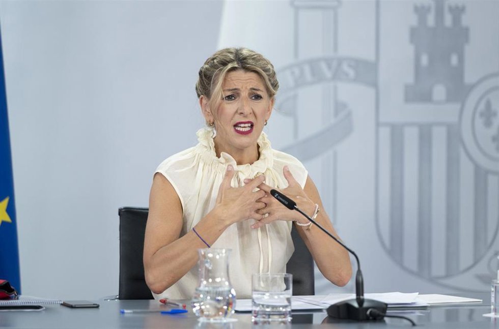 Archivo - La vicepresidenta segunda y ministra de Trabajo y Economía Social, Yolanda Díaz, comparece tras la reunión del Consejo de Ministros en Moncloa, a 21 de junio de 2022, en Madrid (España).