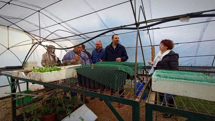 El concejal del PSOE en el Ayuntamiento Juan Tomás de Aragón en los huertos urbanos de Alcosa, en Sevilla.