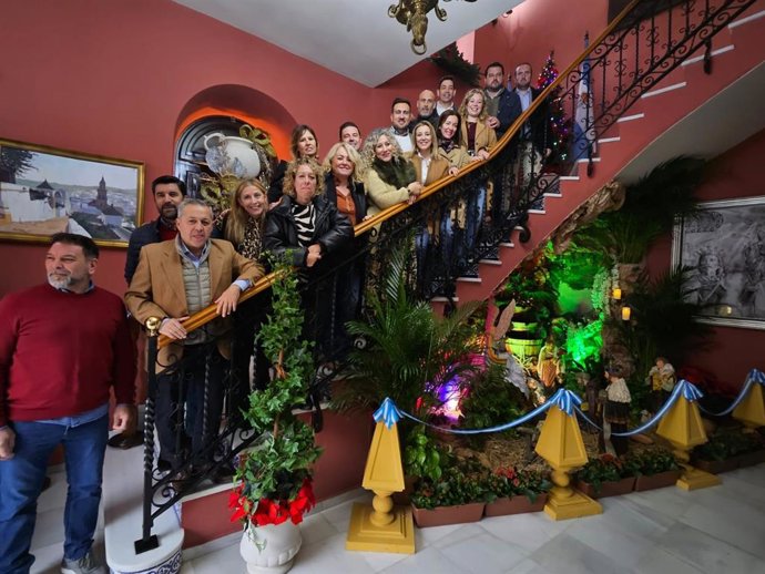 La corporación municipal ha visitado este lunes el tradicional Nacimiento.