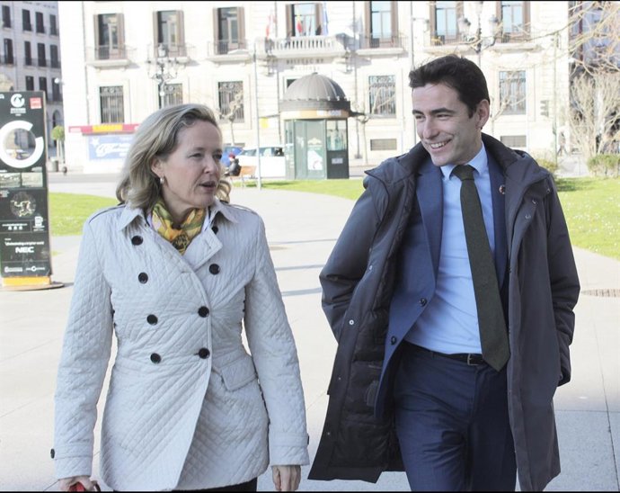 El diputado por Cantabria Pedro Casares, designado de nuevo portavoz de Economía del PSOE en el Congreso, junto a la vicepresidenta primera y ministra de Asuntos Económicos y Transformación Digital, Nadia Calviño