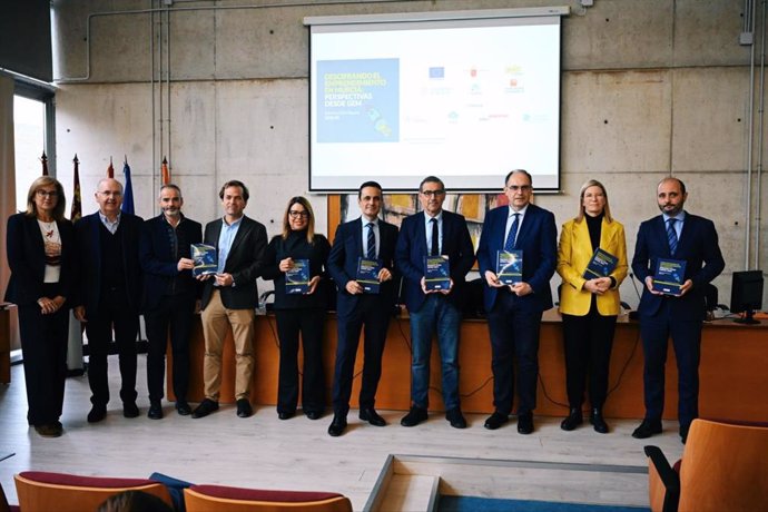 El rector, José Luján, posa junto a parte de los invesitgadores autores del informe, su directora, Alicia Rubio,  el director del Info y representes de CaixaBank