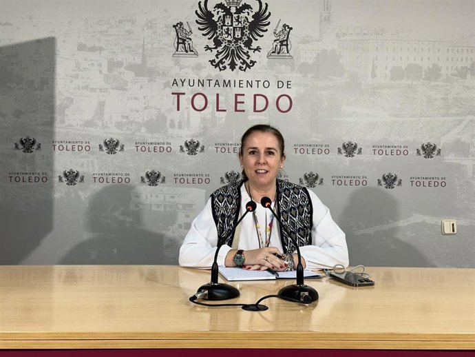 La concejal de Obras y Servicios, Loreto Molina, presenta una nueva fase dentro del plan de prueba para la eliminación del bolseo en el Casco Histórico de Toledo.