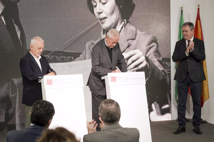 El expresidente de la Junta Rafael Escuredo firma la cesión de su fondo documental a la Fundación Andalucía, Socialismo y Democracia.