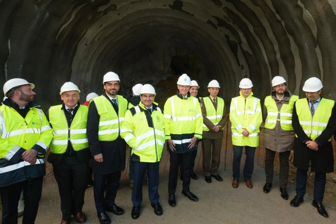 El presidente de la Xunta, Alfonso Rueda, y el delegado del Gobierno en Galicia, Pedro Blanco, y otras autoridades visitan las obras de conexión ferroviaria del puerto exterior de A Coruña