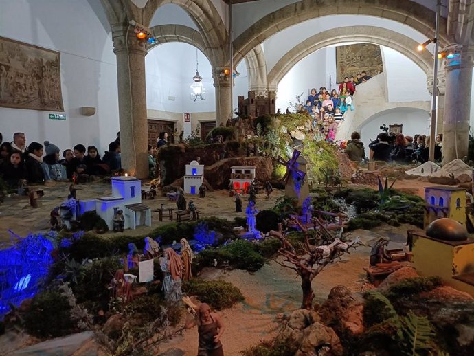 El Belén del Palacio de Carvajal de Cáceres ya se puede visitar con más de 300 figuras, entre ellas una Carantoña