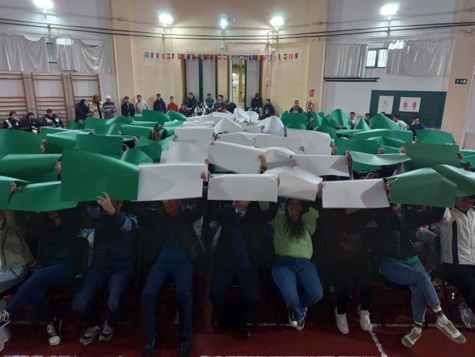 Celebración del Día de la Bandera en el IES San Sebastián de Huelva capital.