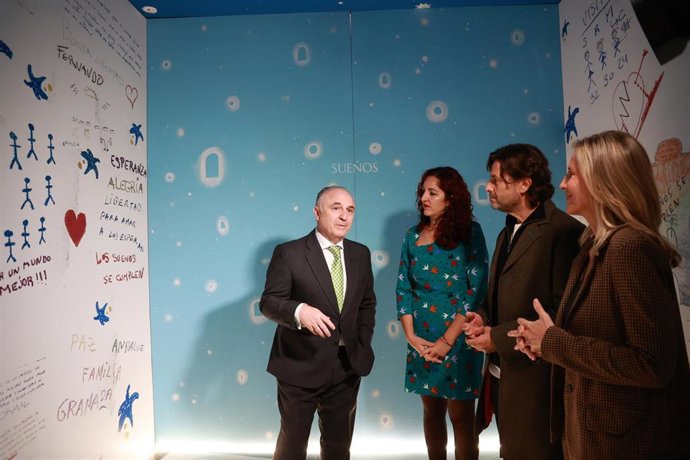 Presentación de 'La ventana de los sueño' en la oficina Store de Caixabank, en la calle Sierpes.