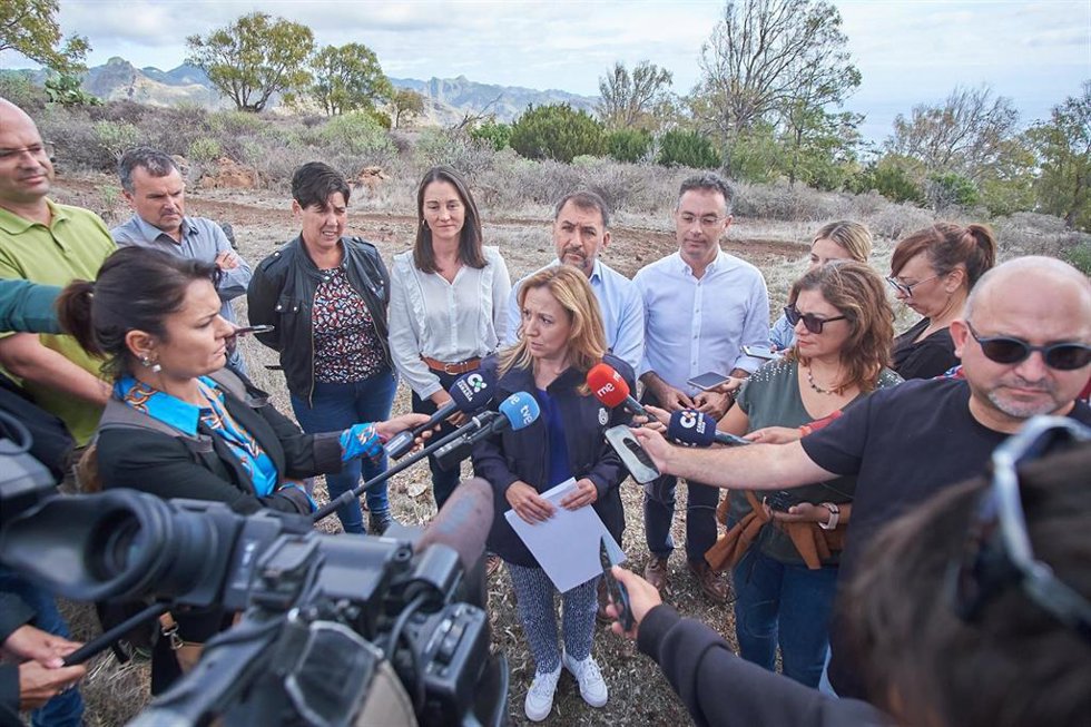 Las autoridades atienden a los medios de comunicación durante la presentación del proyecto de recuperación medioambiental del Parque Las Mesas