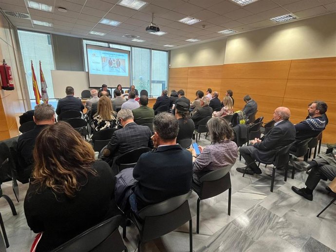 Reunión de la directora general de Transportes y Logística, Laura Paredes, se ha reunido con asociados de COTRACyL y FECyLBUS.