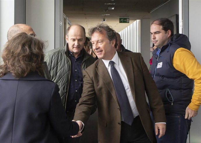 El consejero de Desarrollo Rural, Ganadería, Pesca y Alimentación, Pablo Palencia, se reúne con la Junta Vecinal de Carasa y los afectados por la Ley de Costas.