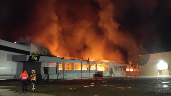 Bomberos del CEIS Rioja y del Ayuntamiento de Logroño trabajan en el incendio de Calzados FAL en Arnedo