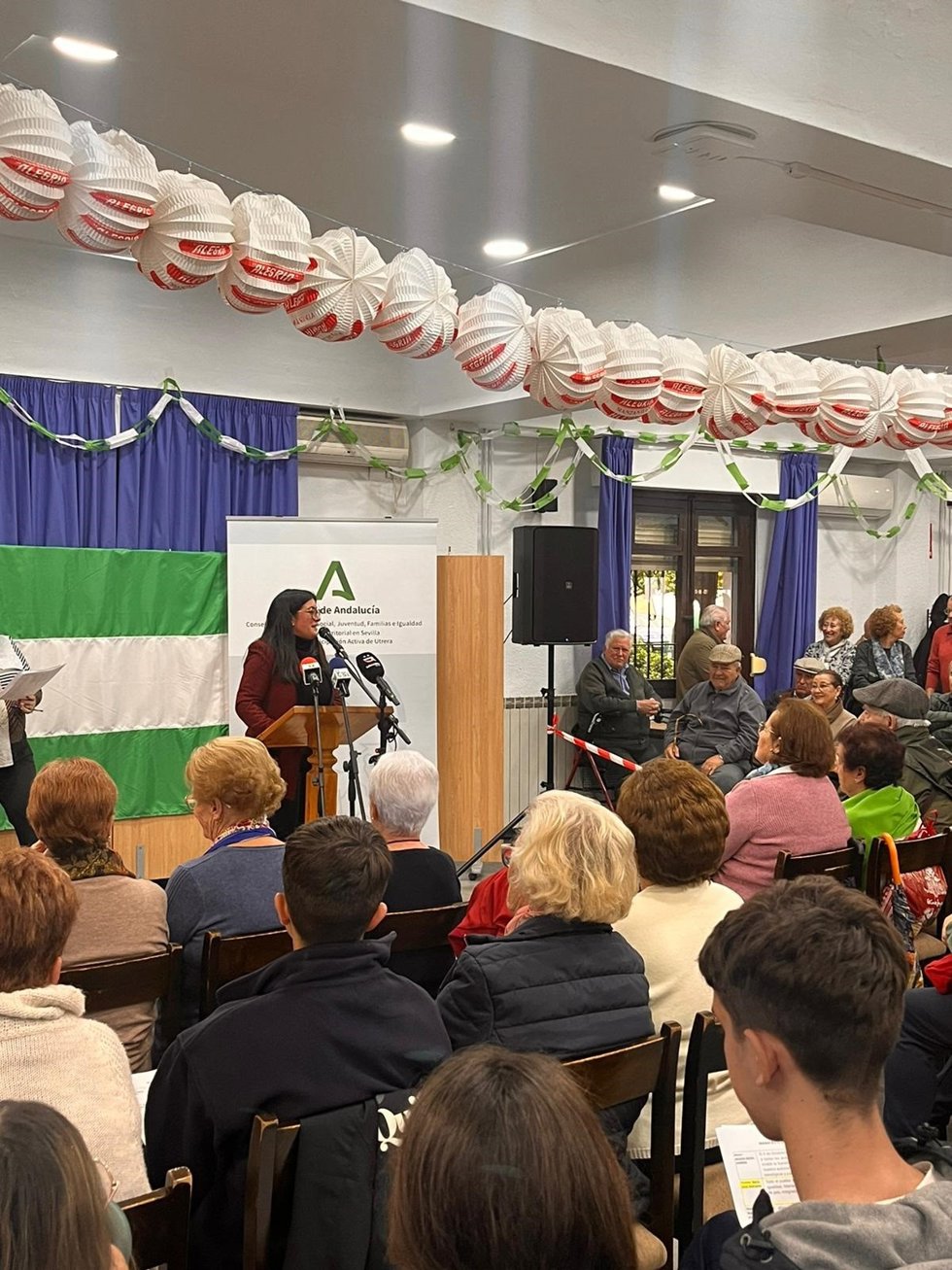 Encuentro intergeneracional en Utrera por el Día de la Bandera.