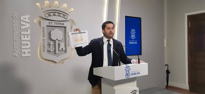 El portavoz del PSOE en el Ayuntamiento de Huelva, Francisco Baluffo, en rueda de prensa.