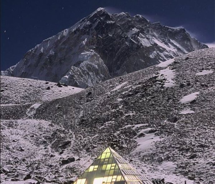 La estación climática del Observatorio/Laboratorio Internacional Pyramid ha registrado datos meteorológicos cada hora durante casi tres décadas. Al fondo se ve el pico Pumori (Nepal).