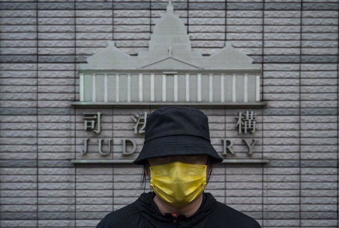 Archivo - Un manifestante frente a la Corte de Magistrados de West Kowloon donde están siendo juzgados los activistas por la democracia