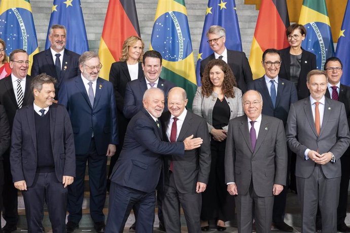 El presidente de Brasil, Luiz Inácio Lula da Silva, junto al canciller alemán, Olaf Scholz