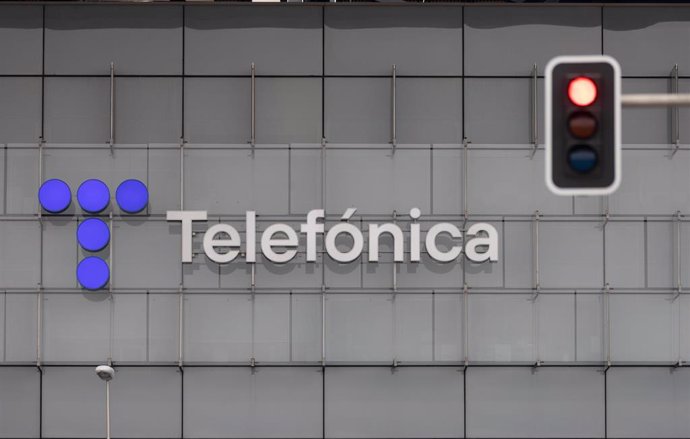 Un semáforo en rojo frente a la sede de Telefónica, a 28 de noviembre de 2023, en Madrid (España). 