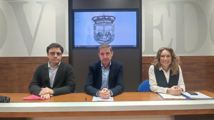 El portavoz del PSOE, Carlos Fernández Llaneza,  y los ediles Sonia Fidalgo y Javier Ballina  en rueda de prensa.