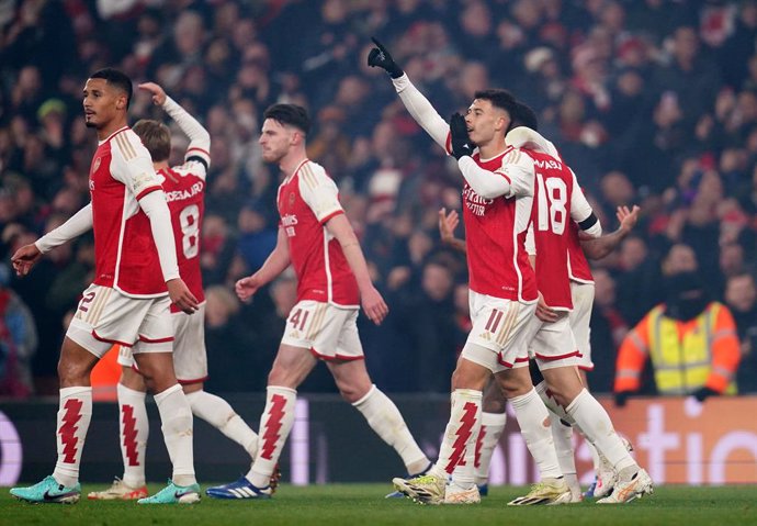 29 November 2023, United Kingdom, London: Arsenal's Gabriel Martinelli (R) celebrates scoring his side's fourth goal with teammates during the UEFA Champions League Group B soccer match between Arsenal and RC Lens at the Emirates Stadium. Photo: John Wa