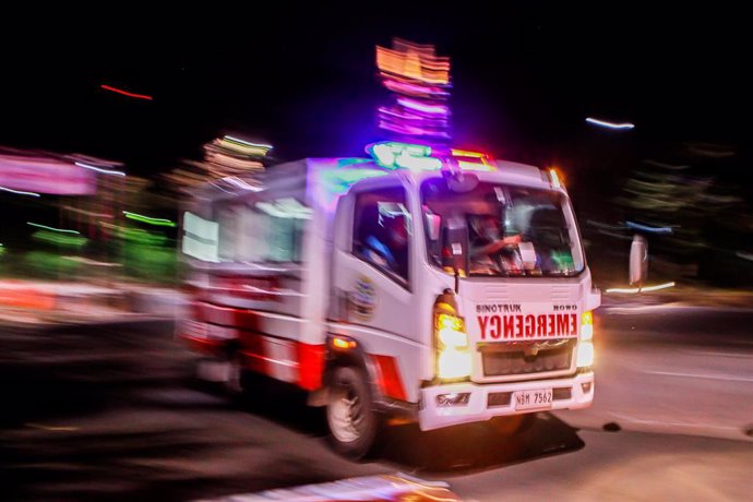 Archivo - QUEZON Quezon City, March 28, 2020  An ambulance enters a checkpoint in Quezon City, the Philippines on March 28, 2020. The number of COVID-19 cases in Philippines has exceeded 1,000, with 272 new cases reported on Saturday, the biggest rise in 