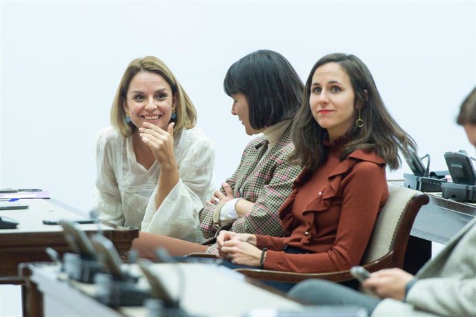 (I-D) La elegida presidenta de la Comisión Derechos Sociales, Noemi Santana; la diputada Júlia Boada y la secretaria general de Podemos, Ione Belarra, en el Congreso de los Diputados a 4 de diciembre de 2023, en Madrid (España). 