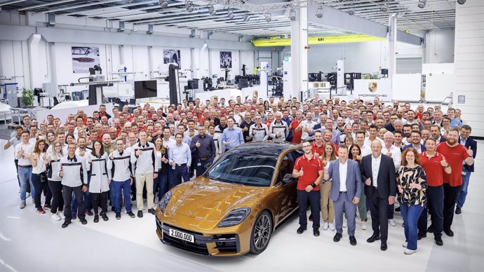 Empleados de la planta de Leipzig junto al Porsche Panamera Turbo E-Hybrid, 2023, Porsche AG