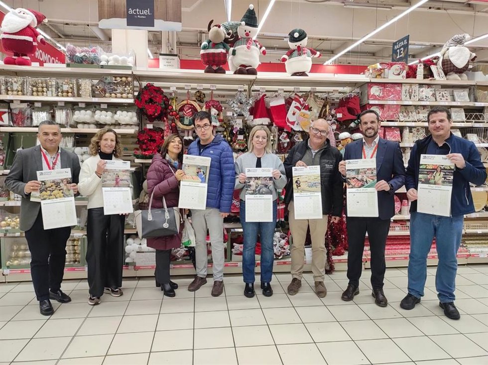 Presentación del calendario solidario de Autismo Sevilla en el CC Alcampo.