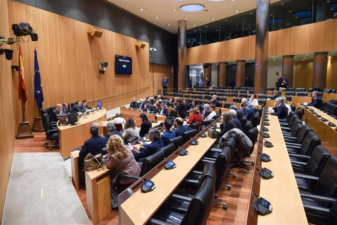 El vicepresidente del Congreso, Alfonso Rodríguez Gómez de Celis (2i), durante la actividad ordinaria de la constitución de las 28 comisiones, en el Congreso de los Diputados