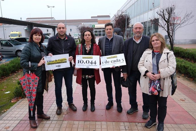 Dirigentes del PSOE ante el Hospital de Andújar