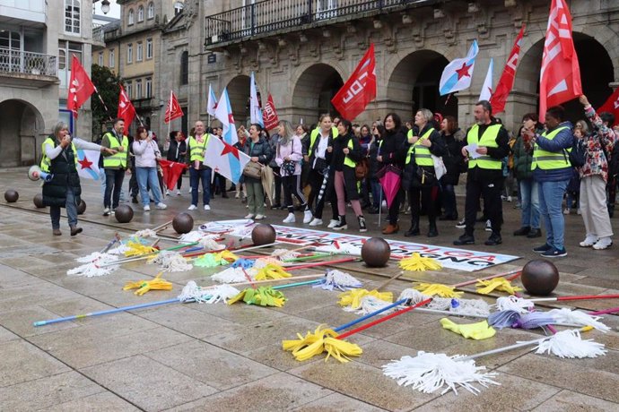 Archivo - Imagen de una concentración del sector de la limpieza de Lugo. 