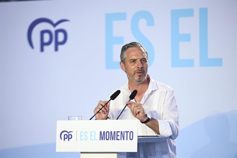 Archivo - El candidato número uno del PP por Sevilla al Congreso, Juan Bravo, durante su intervención en el acto de cierre de campaña del PSOE a 21 de julio del 2023 en Sevilla (Andalucía, España). Mariano Rajoy ha participado en en este acto de cierre