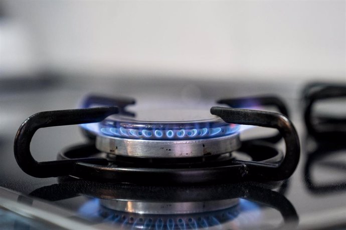 Archivo - Una persona enciende un fuego de cocina de gas en Madrid (España).