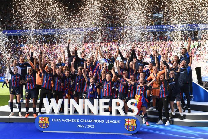 Archivo - 03 June 2023, Netherlands, Eindhoven: Barcelona players celebrate with the trophy after the UEFA Women's Champions League final soccer match between FC Barcelona and VfL Wolfsburg at Philips Stadium. Photo: Swen Pfrtner/dpa