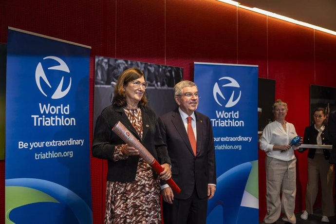 Marisol Casado, presidenta de World Triathlon, junto a Thomas Bach, presidente del COI