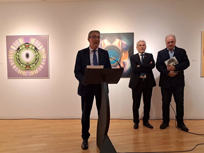 El presidente de la Diputación de Málaga, Francisco Salado, durante la inauguración en el MVA de una exposición de pintura digital del artista malagueño Pepe Bornoy, fallecido el pasado 25 de noviembre
