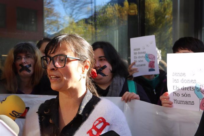La activista feminista y presidenta de Stop Violncies, Vanessa Mendoza, atendiendo a los medios.