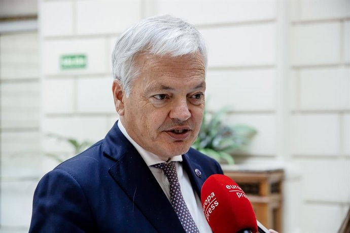 Archivo - El comisario europeo de Justicia, Didier Reynders, ofrece declaraciones a Europa Press, a su salida de una reunión con el Fiscal General del Estado, en la Fiscalía General, a 30 de septiembre de 2022, en Madrid (España). El comisario europeo d