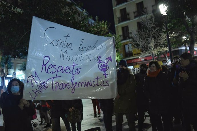 Archivo - Una pancarta en una concentración contra la violencia machista convocada por la Asamblea 8M Lavapiés, en Lavapiés, a 25 de noviembre de 2021, en Madrid, (España).