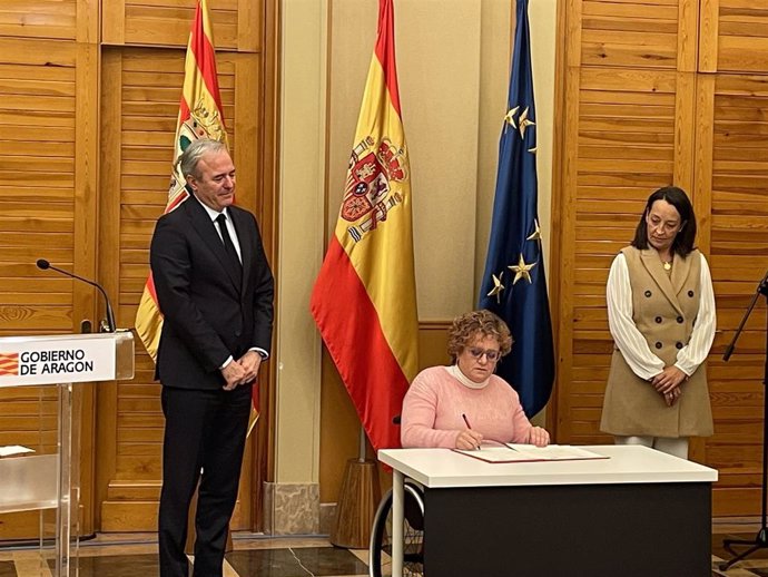 El presidente del Gobierno de Aragón, Jorge Azcón; la consejera de Bienestar Social y Familia, Carmen Susín; y la presidenta de CERMI Aragón, Marta Valencia.