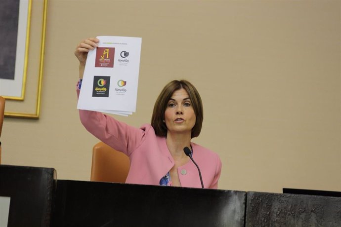 La diputada de Promoción Provincial, Magdalena Rodríguez, muestra información de 'Alimentos de Segovia', durante la asamblea anual