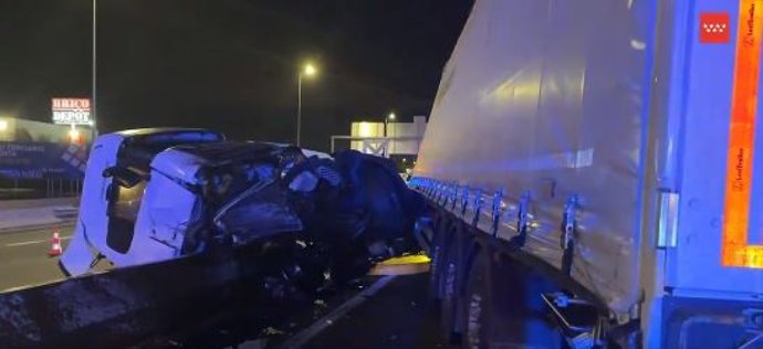 Un camión choca con otro vehículo en el km 3 de la A2, Alcalá de Henares