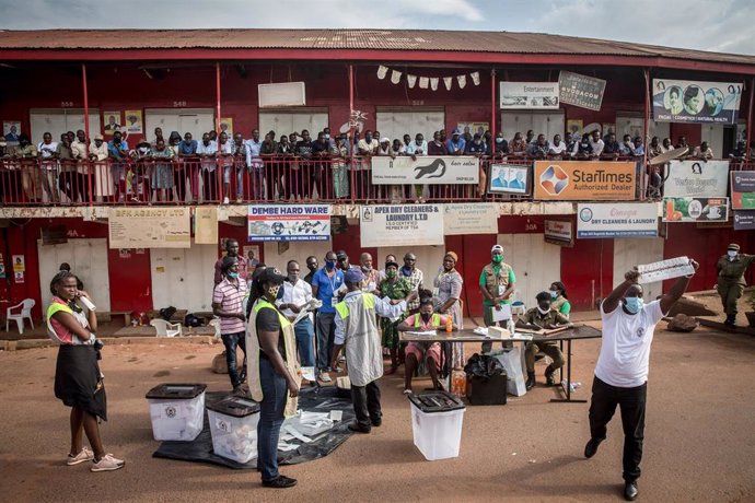 Archivo - Imagen de archivo de un colegio electoral en Uganda durante las elecciones presidenciales de 2021