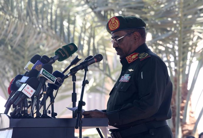 Archivo - Imagen de archivo del expresidente de Sudán, Omar Hasán al Bashir, en Jartum