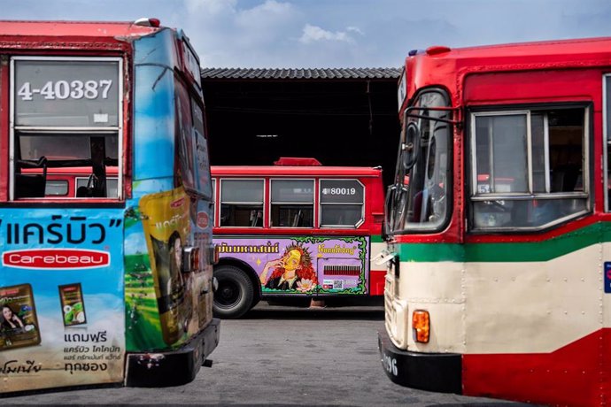 Archivo - Imagen de archivo de buses en Bangkok, Tailandia